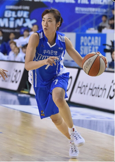 여자프로농구 우리은행의 가드 박혜진이 2017-2018시즌 정규리그 최우수선수(MVP)에 선정됐다. <우리은행 공식 홈페이지 캡처>